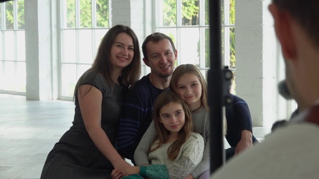 摄影师正在拍摄一个幸福的家庭和两个姐妹女孩的照片视频下载