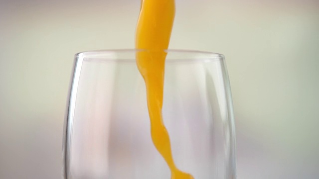用慢动作把橙汁倒进杯子里视频下载