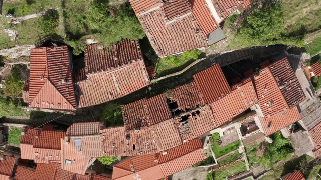 意大利托斯卡纳一个被遗弃的中世纪村庄的鸟瞰图视频下载
