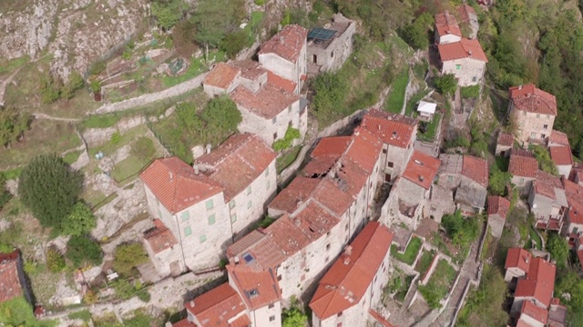 意大利托斯卡纳一个被遗弃的中世纪村庄的鸟瞰图视频素材
