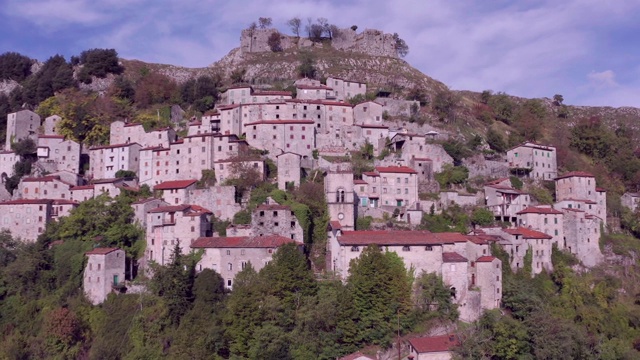 意大利托斯卡纳一个被遗弃的中世纪村庄的鸟瞰图视频下载