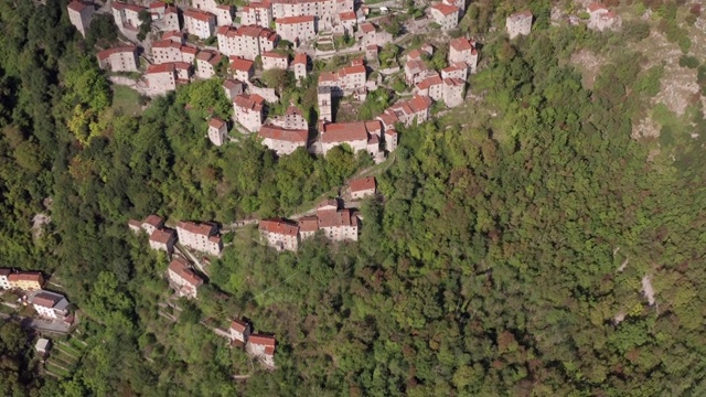 意大利托斯卡纳一个被遗弃的中世纪村庄的鸟瞰图视频素材