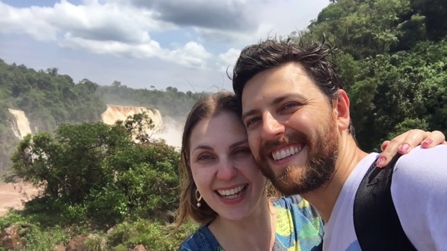 一对夫妇在伊瓜苏瀑布自拍时玩得很开心视频下载