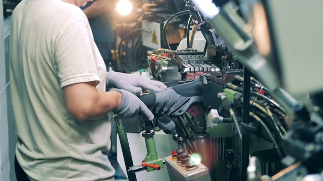 工厂工人正在加工一只新鞋的鞋底视频下载