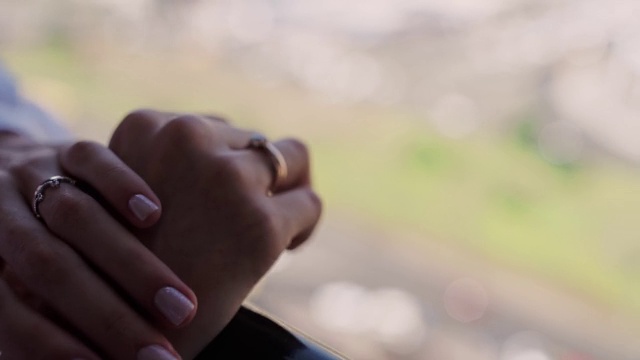 结婚戒指上的女孩的手特写视频素材