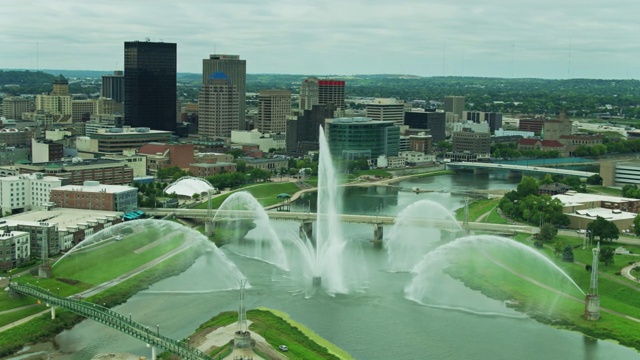 空中拍摄的代顿，俄亥俄州的喷泉打开视频下载