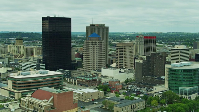 无人机拍摄的代顿市中心与俄亥俄州的风景视频下载