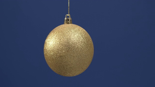 圣诞节闪闪发光的装饰树为新年挂在蓝色的背景上。视频下载