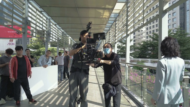 拍摄团队正在中国广州工作。视频素材