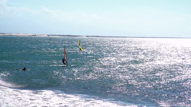 在Jericoacoara，福塔莱萨，塞阿拉，巴西的风帆冲浪视频下载
