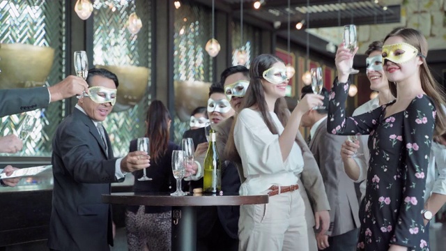 一群多民族的商人在聚会上聊天，戴着香槟酒杯。视频素材
