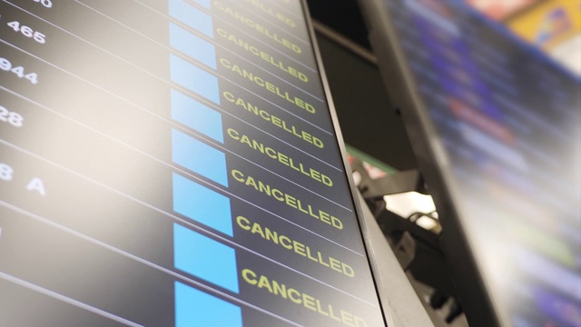 在机场航站楼的数字时间表上取消的航班视频素材