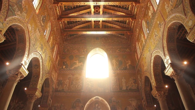 在意大利西西里岛巴勒莫的蒙瑞尔大教堂，“圣光”从一扇窗户溢出视频下载