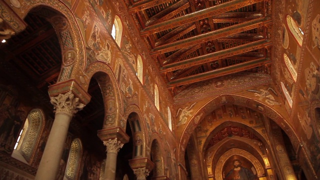 在意大利西西里岛巴勒莫的蒙瑞尔大教堂，“圣光”从一扇窗户溢出视频下载