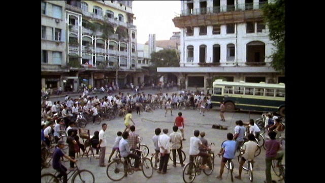 年轻人在街上玩沙包;胡志明市，1989年视频下载