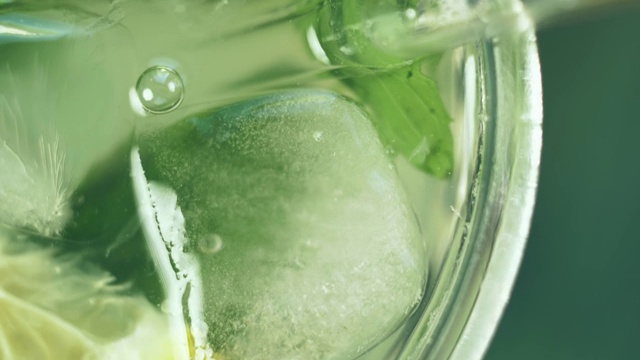 新鲜的冰柠檬水，薄荷和冰，俯视图。特写，美味的柠檬鸡尾酒。视频素材