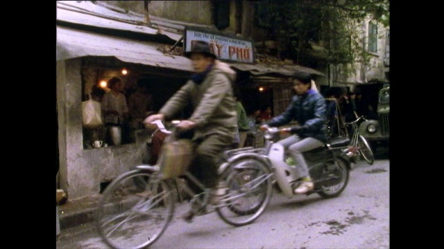 河内大街上有自行车、小吃摊和行人;1989视频下载