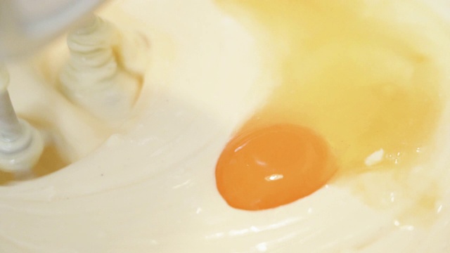 用电动搅拌器搅拌黄油和鸡蛋。视频下载