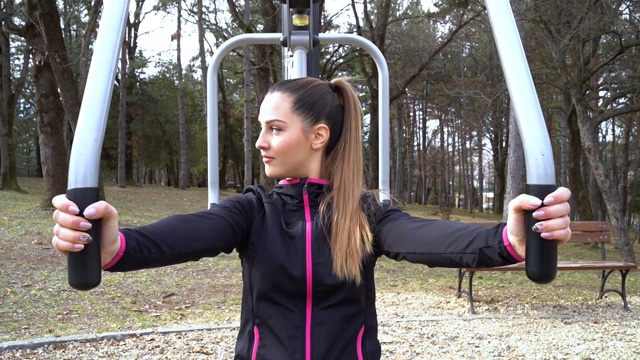 喜欢运动的年轻女性在公园里锻炼视频下载