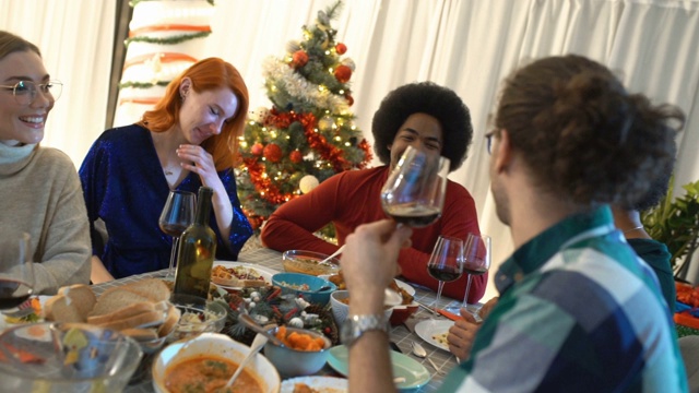 朋友们在吃圣诞晚餐。视频素材