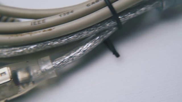 带插头的Usb电缆，用于设备连接在白色表面上视频素材