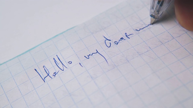 男人用钢笔在白纸上给朋友写一封温暖的信视频素材