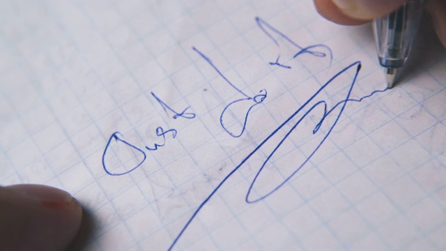 有人用钢笔在方格纸上写“JUST DO IT”视频下载