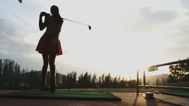 女高尔夫球手与高尔夫挥杆对抗视频下载