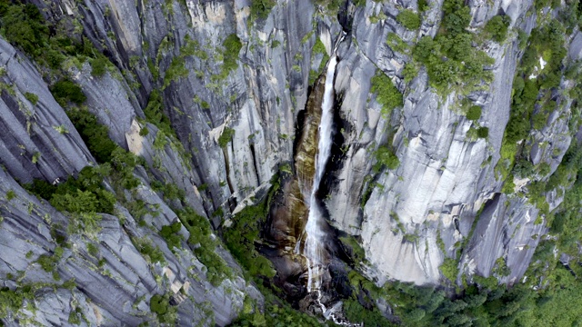 峡谷瀑布的视频剪辑视频素材