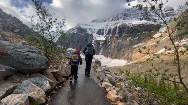 在加拿大贾斯帕伊迪丝卡维尔山的家庭徒步旅行视频下载
