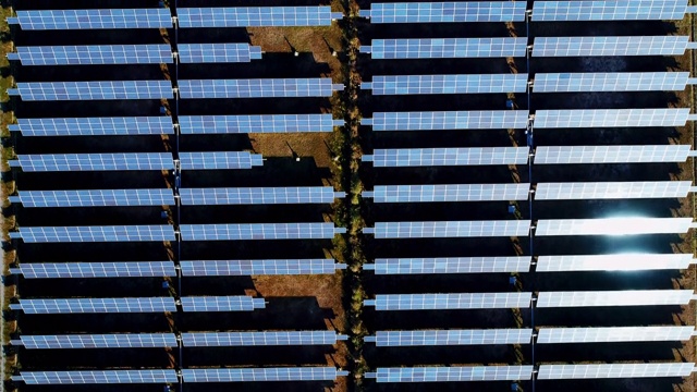 鸟瞰图太阳能电池板农场(太阳能电池)。太阳能是可持续的可再生能源。视频素材