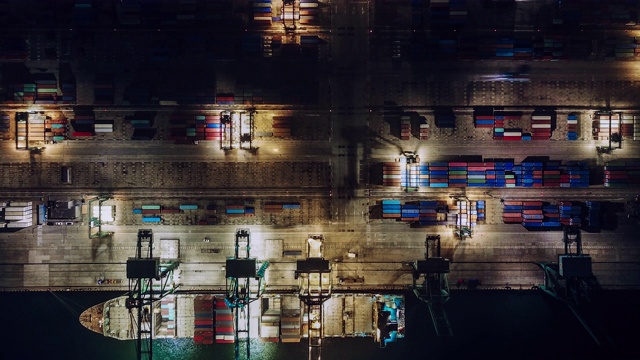 繁忙的工业港口，夜间有集装箱船视频素材