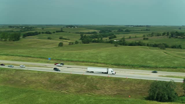 在爱荷华州农村的高速公路上，一辆卡车被无人机击中视频下载