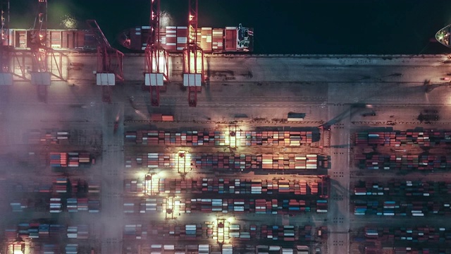 T/L俯视图繁忙的工业港口与集装箱船在晚上视频素材