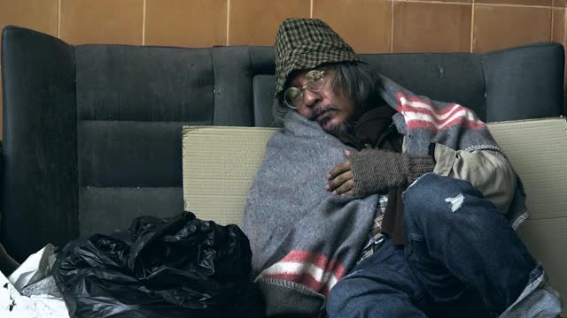 无家可归的人睡在街上寻求帮助。视频下载