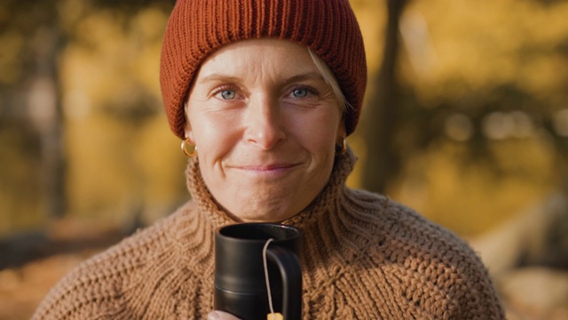 女人在秋天喝茶的肖像视频下载