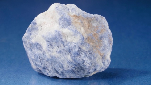 矿物将在蓝色背景上加盐。装饰和观赏石。这是一个难得的特写镜头。视频下载