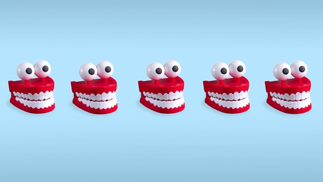 无缝循环的搞笑动画打颤的牙齿玩具与大眼睛在蓝色柔和的背景。塑料红嘴白牙是口腔卫生和牙齿健康的概念视频下载