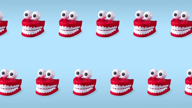 无缝循环的动画两排打颤的牙齿玩具与大眼睛在蓝色柔和的背景。塑料红嘴配白牙是口腔卫生和健康牙齿的概念，复制空间视频下载