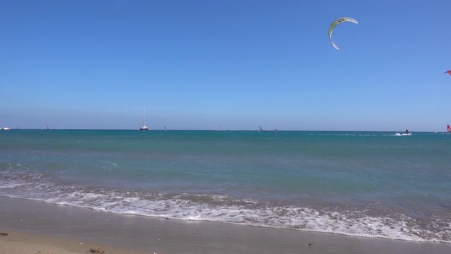 普拉松尼西风筝海滩，地中海，风筝冲浪者骑在海上，罗德岛希腊。视频素材