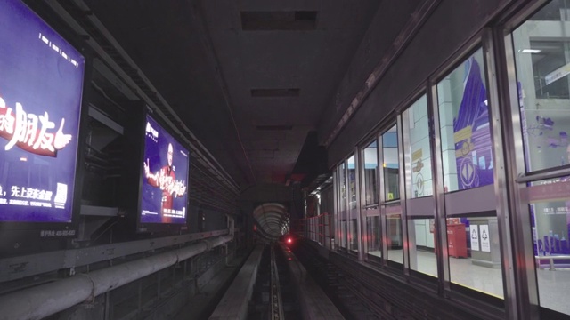 地铁在隧道中运行视频素材