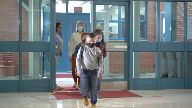 新冠肺炎疫情期间，学生返校时佩戴口罩视频素材