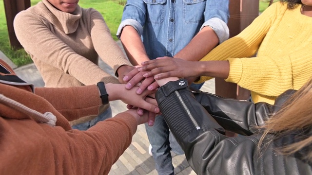 不同民族的人们的手合拢在一起，作为团结的象征视频下载