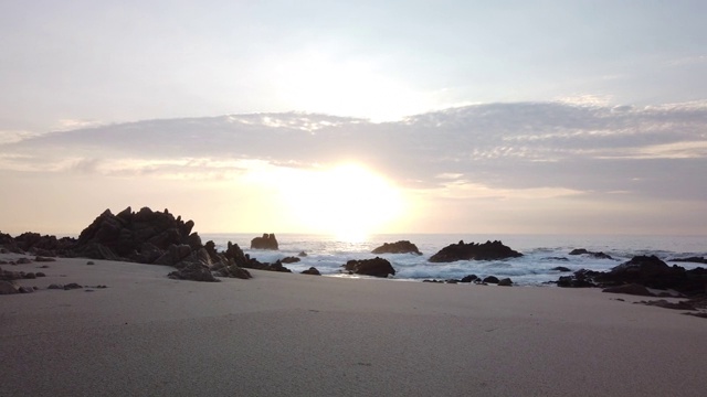 日出时海浪拍打着海岸。视频下载