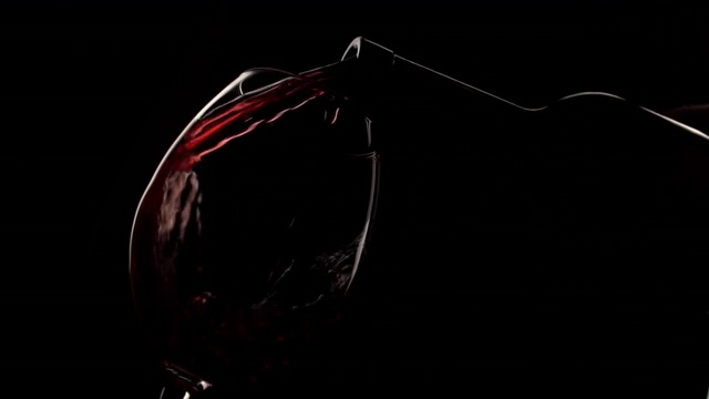 红酒从瓶子到玻璃的角度拍摄出孤立的剪影视频素材