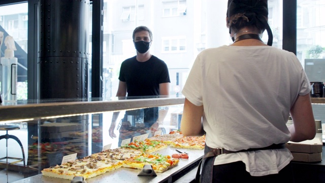 男顾客进入披萨店，消毒手收外卖视频素材