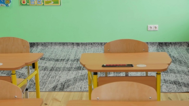 课桌和地毯视频素材