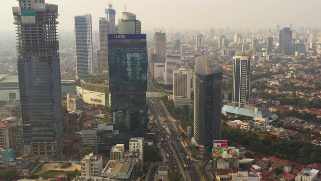 航拍印尼雅加达商业区中心的交通状况视频素材