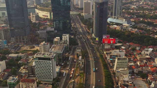 航拍印尼雅加达商业区中心的交通状况视频下载