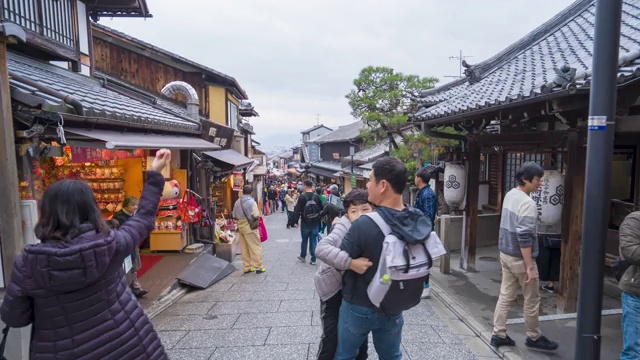 游客在历史悠久的老城区步行前往清水寺视频素材